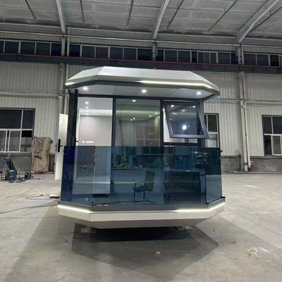 Moderne Raumkapsel Containerhaus mit intelligenten Systemen und Gewächshäusern