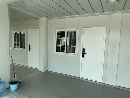 Modernes Design 20ft 40ft Outdoor Flat Pack Container Haus mit Toilette und Bad Sandwich Panel Optional