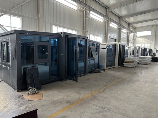 40 ft Luxus Klapphaus mit vorgefertigtem galvanisiertem Stahlrahmen Sandwich Panel Erweiterbares Containerhaus mit Aluminiumfenster