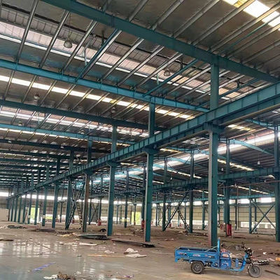 Industriedesignstil Stahlkonstruktionslager mit professionellem Ingenieur Zeichnung Design