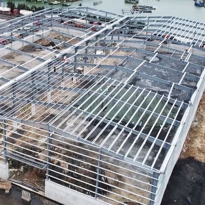 Quelle Vorgefertigtes Lagerhaus Stahlkonstruktionsgebäude mit Schneidedienst und Aluminiumlegierungsfenster bei einfacher Installation
