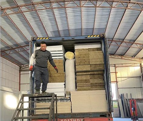 Moderne Luxusvorhergebaute Häuser mit Vorteil des Umweltschutzes